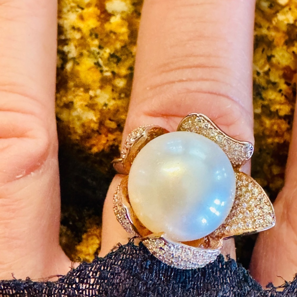 NEW Lustrous Pearl and Gold Women's Ring set in‎ sterling covered in gold